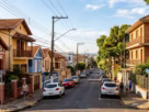 Rua residencial em São Carlos SP ilustrando imóveis sujeitos ao IPTU municipal.