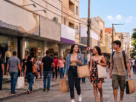 Pessoas fazendo compras no comércio de rua em São Carlos SP