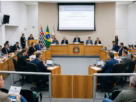 Vereadores reunidos em sessão ordinária no plenário da Câmara Municipal de São Carlos, com Mesa Diretora ao centro e telão exibindo a pauta de votação de projetos de lei