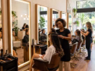 Salão de beleza moderno em São Carlos com cabeleireiras atendendo clientes