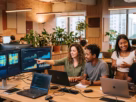 Equipe de tecnologia trabalhando em escritório de startup em São Carlos SP com computadores e dados