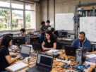 Estudantes pesquisadores trabalhando em laboratório de computação e inteligência artificial na UFSCar São Carlos