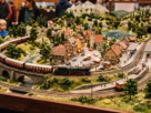 Maquete de ferreomodelismo com trens em miniatura e paisagem detalhada no Encontro de Ferreomodelismo de São Carlos