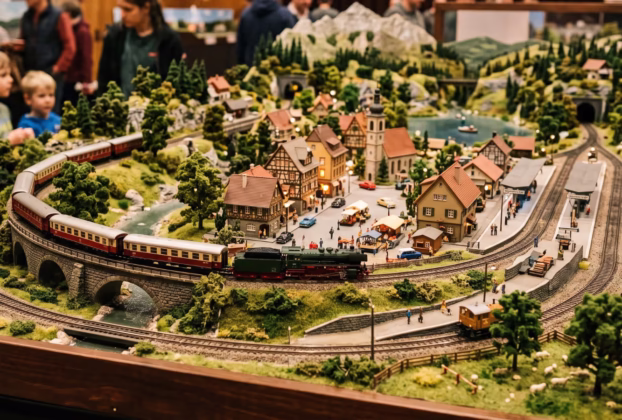 Maquete de ferreomodelismo com trens em miniatura e paisagem detalhada no Encontro de Ferreomodelismo de São Carlos