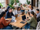 Ambiente de escritório de startup com pessoas trabalhando em notebooks.