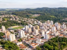 Vista aérea de cidade com áreas verdes e centro urbano