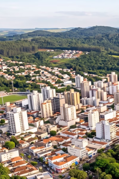 Vista aérea de cidade com áreas verdes e centro urbano