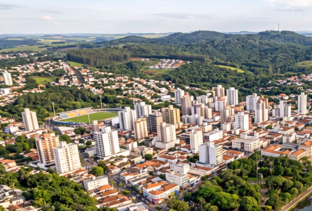 Vista aérea de cidade com áreas verdes e centro urbano