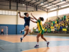 Jogadoras de handebol feminino em disputa durante os Jogos Abertos do Interior de São Paulo