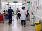 Corredor do HU-UFSCar em São Carlos com estrutura moderna de atendimento pelo SUS