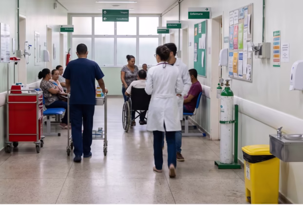 Corredor do HU-UFSCar em São Carlos com estrutura moderna de atendimento pelo SUS